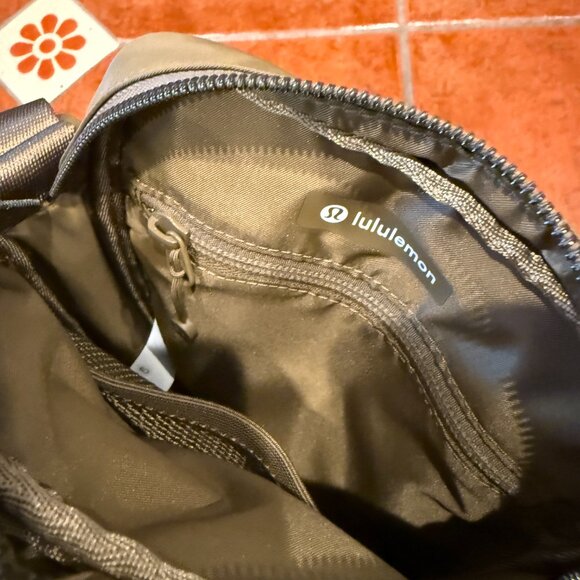 Lululemon 2L Wanderlust Bag NWOT - Picture 4 of 4
